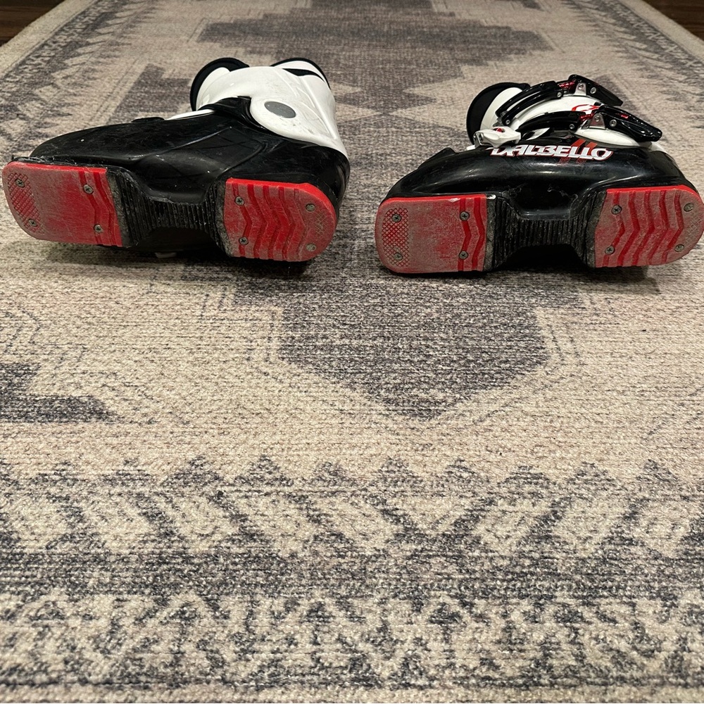 Dalbello Jr Kids CX3 Ski Boots - mondo 24.5. (Approx 7.5 kids/mens size) - Picture 2 of 7